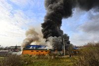 Druhá oběť požáru v turnovské továrně: Těžce popálený muž zemřel v nemocnici