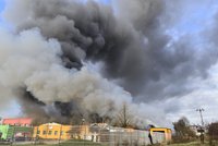 8 zraněných a obrovský požár: Jihem Francie otřásl výbuch továrny na střelný prach