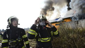 Požár v továrně u Turnova hasiči jen těžko zvládají.