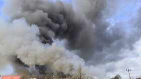 8 zraněných a obrovský požár: Jihem Francie otřásl výbuch továrny na střelný prach