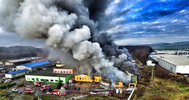 U Turnova vybuchla továrna: Dva mrtví, popálené oběti a zavalení pod sutinami!