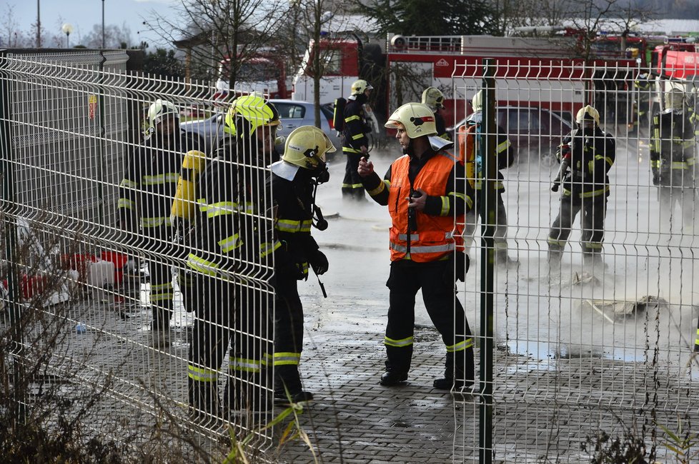 Požár v továrně u Turnova hasiči jen těžko zvládají