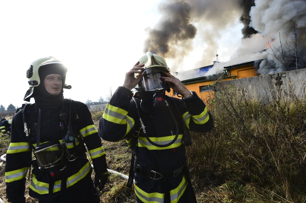 Požár v továrně u Turnova hasiči jen těžko zvládají