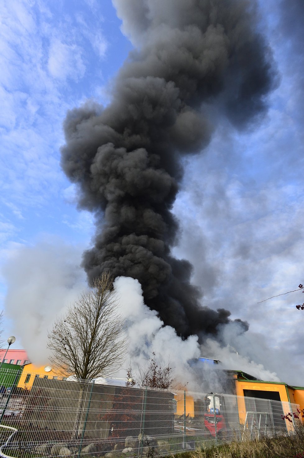 Výbuch rozmetal ve čtvrtek ráno plnírnu sprejů firmy Agma v Turnově. Exploze zabila ženu a dalších pět lidí poranila.