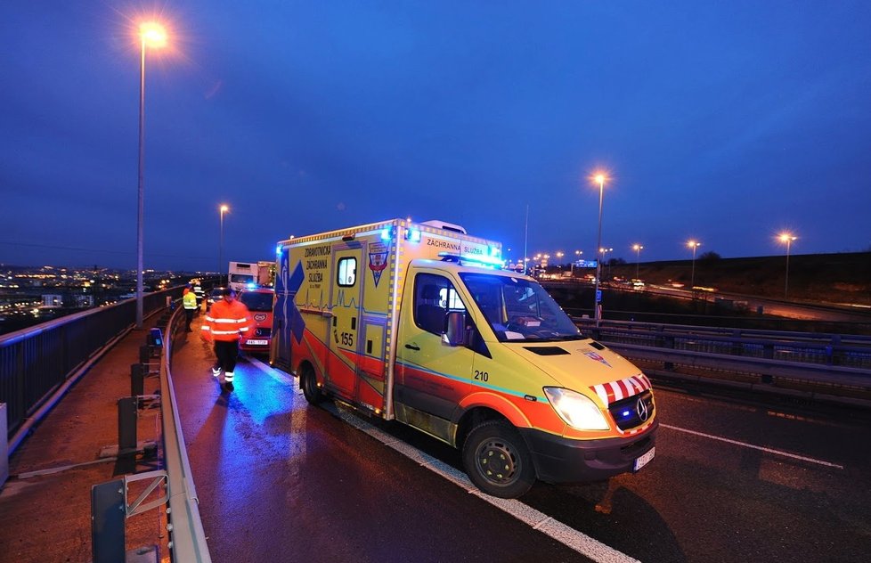 Policisté zadrželi podezřelého muže, který jim ujížděl.