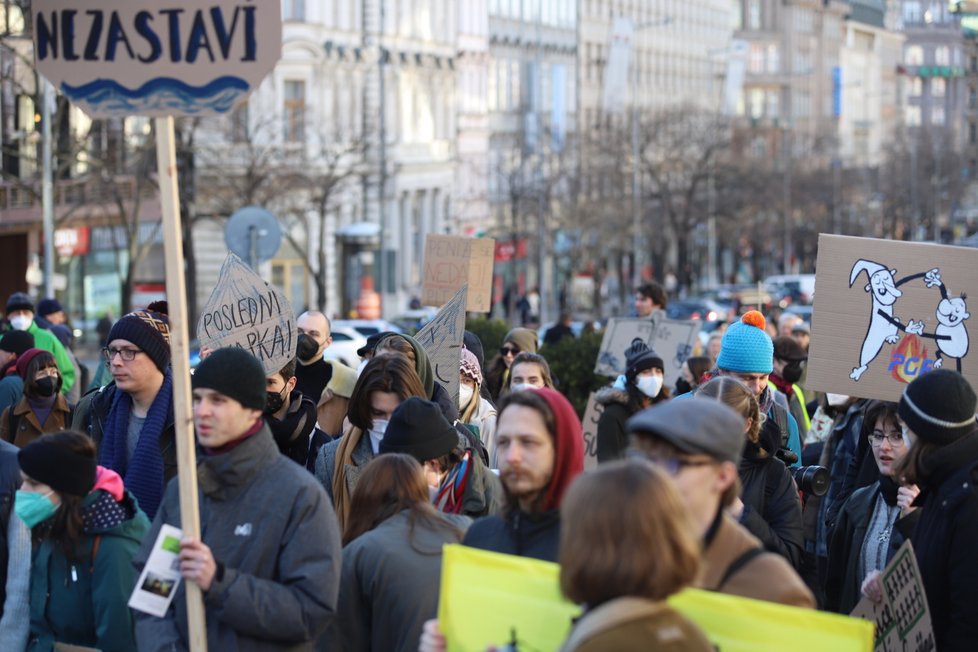   Demonstrace na Václavském náměstí v Praze nazvaná StopTurow, která kritizovala urychlené schválení smlouvy mezi ČR a Polskem o další těžbě na polském dole Turów. (13. února 2022)