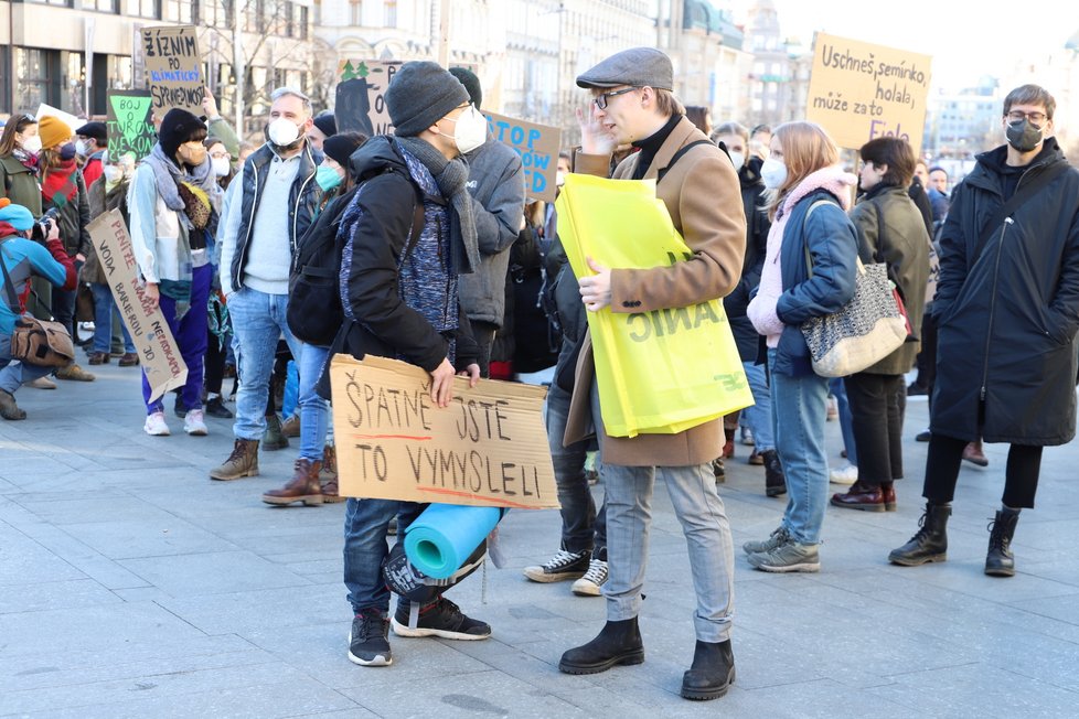   Demonstrace na Václavském náměstí v Praze nazvaná StopTurow, která kritizovala urychlené schválení smlouvy mezi ČR a Polskem o další těžbě na polském dole Turów. (13. února 2022)