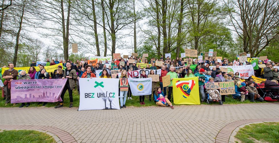 Lidé na začátku roku protestovali proti rozšiřování dolu Turów.