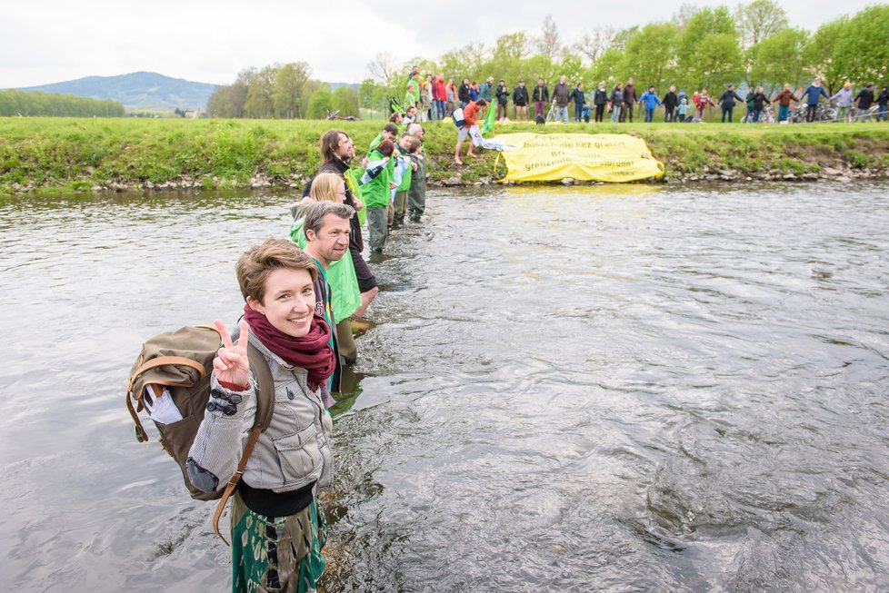 Lidé protestovali proti rozšiřování dolu Turów.