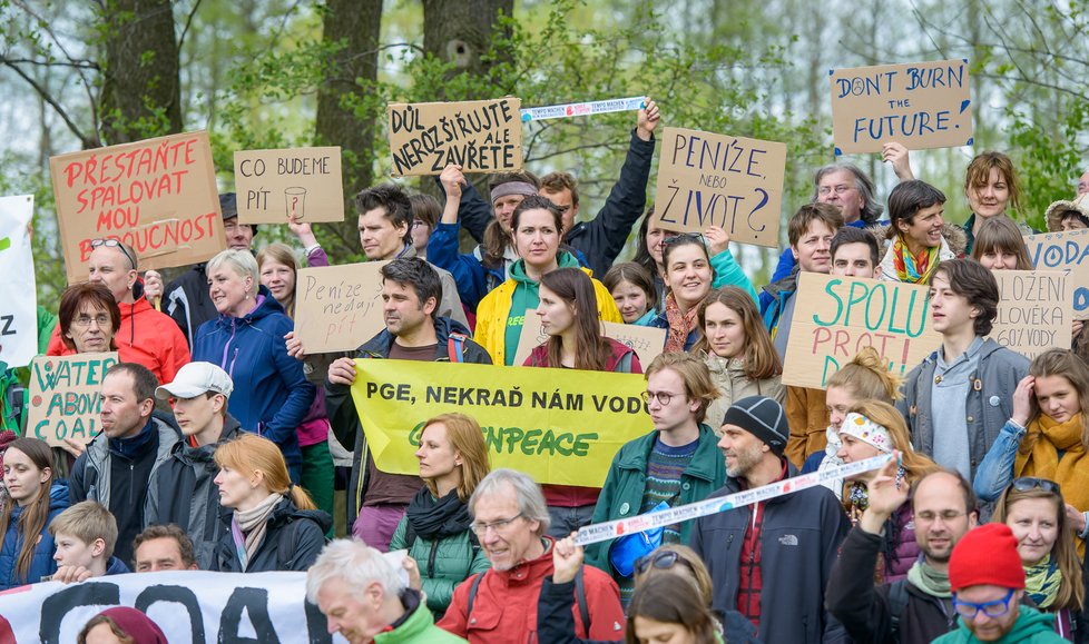 Lidé protestovali proti rozšiřování dolu Turów.