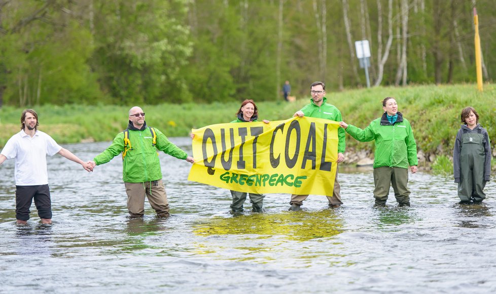 Lidé protestovali proti rozšiřování dolu Turów.