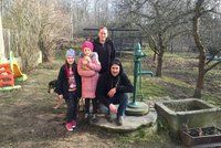 Rodině Kopeckých „ukradlo“ Polsko vodu, koupat se musí u souseda. Hrozí to 30 tisícům Čechů