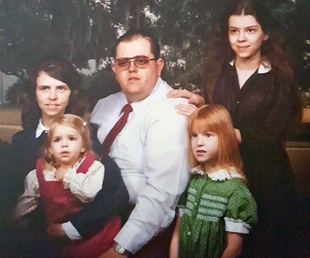 Rodina, ze které pochází šílená matka 13 dětí. Louise osobně je vpravo nahoře, dole je matka Phyllis, která drží nejmladší Teresu, otec Wayne a v zeleném prostřední Elizabeth.