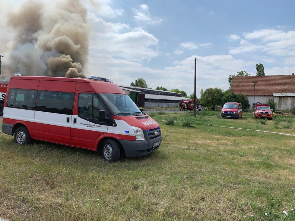 V Tursku u Prahy hoří bývalé zemědělské haly.