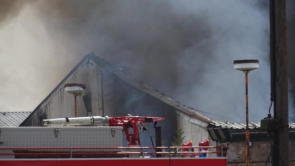 Požár bývalých zemědělských skladů v Tursku, 16. července 2019.