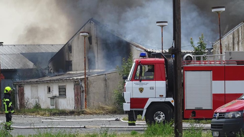 Požár bývalých zemědělských skladů v Tursku, 16. července 2019.