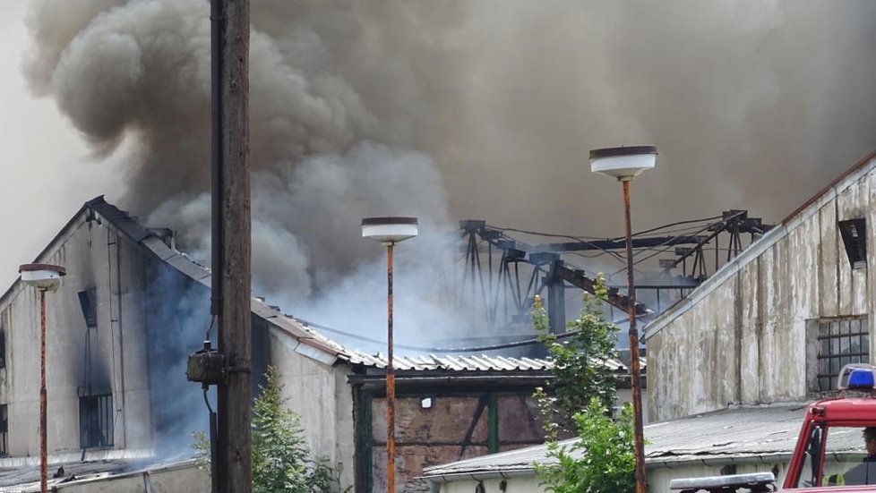 Požár bývalých zemědělských skladů v Tursku, 16. července 2019.