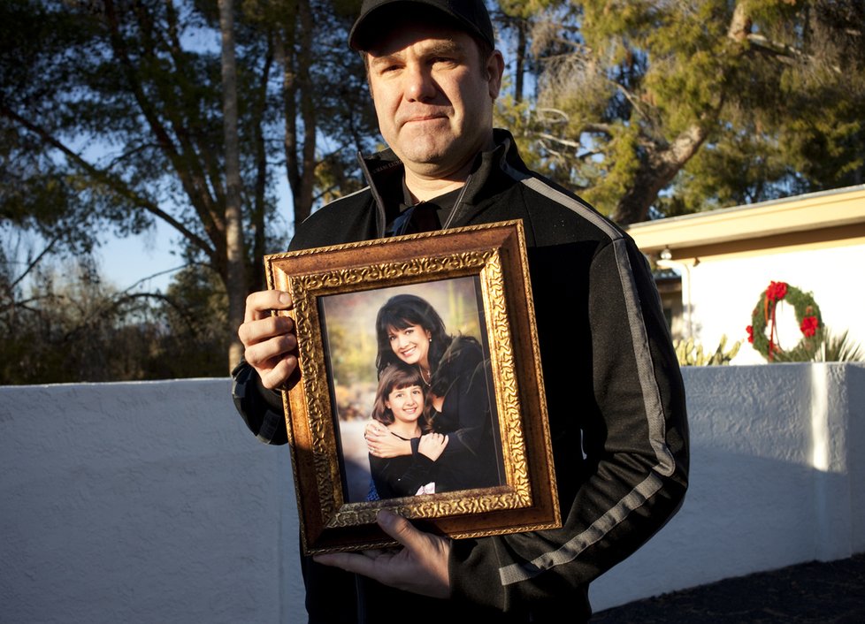 Greg Segalini ukazuje fotku své devítileté neteře (na snímku se sestrou). Jedná se o nejmladší oběť střelce.