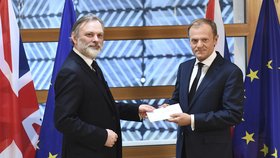 Předseda Evropské rady Donald Tusk přebírá dopis od britského vyslance v EU Tima Barrowa.