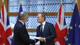 Britský velvyslanec při EU Tim Borrow předává předsedovi Evropské rady Donaldu Tuskovi dopis od britské premiérky Theresy Mayové. Británie tak oficiálně zahájila brexit - do dvou let už nebude součástí Evropské unie.