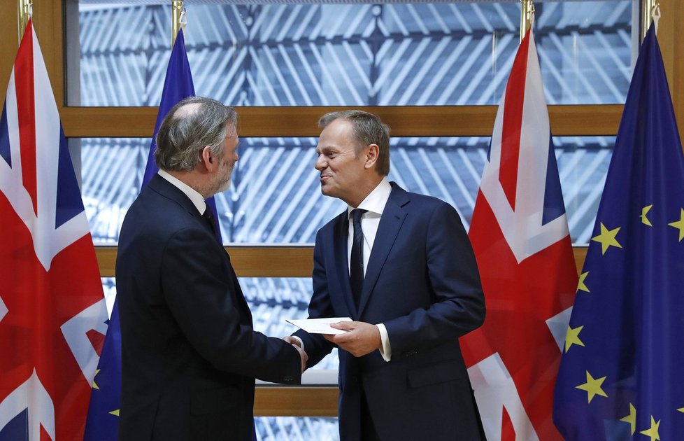 Britský velvyslanec při EU Tim Borrow předává předsedovi Evropské rady Donaldu Tuskovi dopis od britské premiérky Theresy Mayové. Británie tak oficiálně zahájila brexit - do dvou let už nebude součástí Evropské unie.