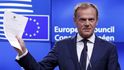 Velká Británie právě spustila Brexit. Předseda Evropské rady Donald Tusk drží oficiální dopis od britské premiérky, který oznamuje začátek procesu, na jehož konci bude odchod Británie z EU, 29. 3. 2017, Brusel