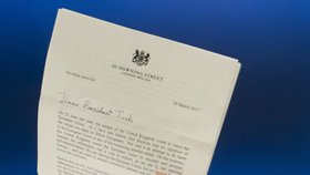 Velká Británie právě spustila brexit. Předseda Evropské rady Donald Tusk drží oficiální dopis od britské premiérky, který oznamuje začátek procesu, na jehož konci bude odchod Británie z EU, 29. 3. 2017, Brusel.