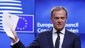 Velká Británie spustila brexit. Předseda Evropské rady Donald Tusk drží oficiální dopis od britské premiérky, který oznamuje začátek procesu, na jehož konci bude odchod Británie z EU, 29. 3. 2017, Brusel.