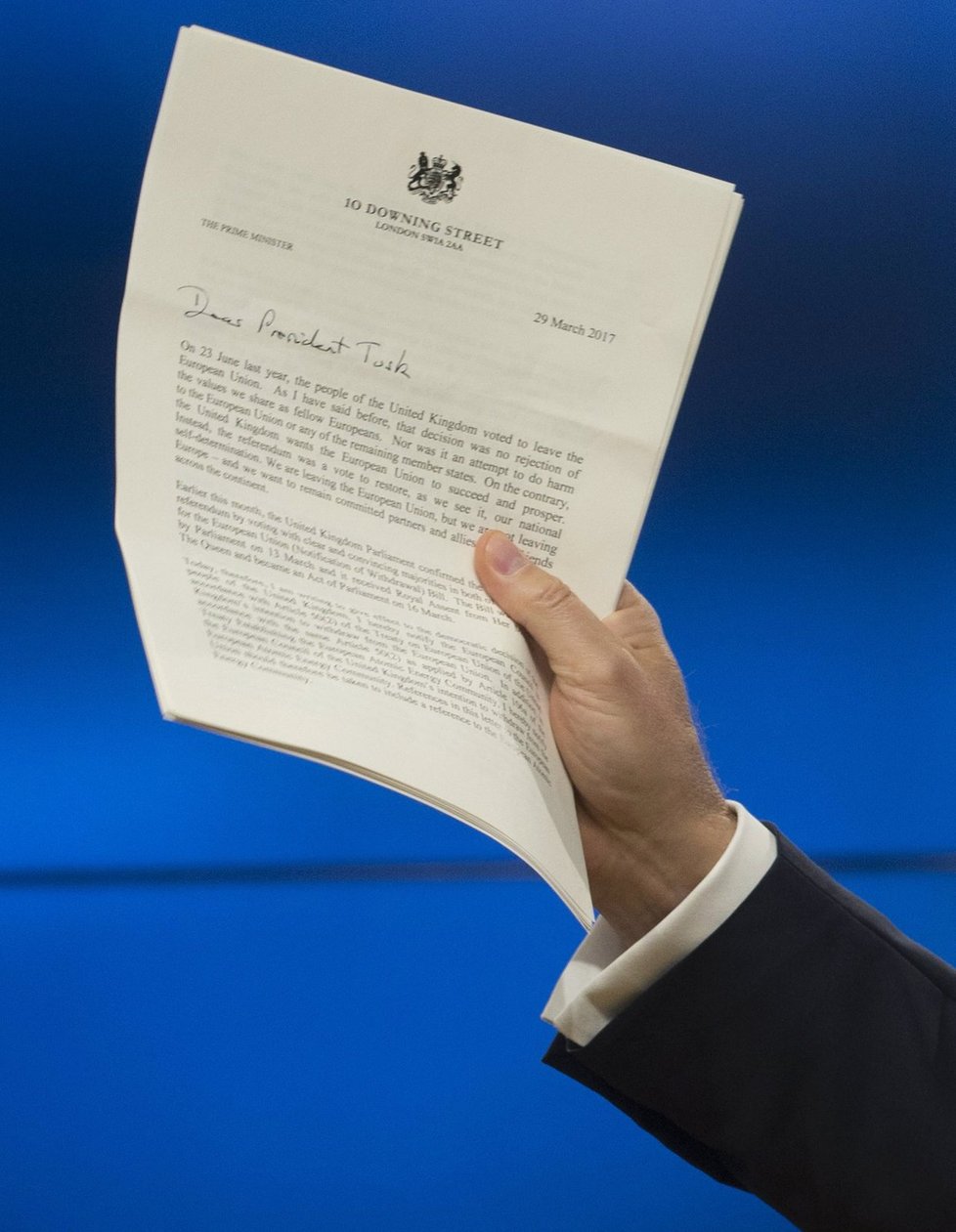 Velká Británie právě spustila brexit. Předseda Evropské rady Donald Tusk drží oficiální dopis od britské premiérky, který oznamuje začátek procesu, na jehož konci bude odchod Británie z EU, 29. 3. 2017, Brusel.