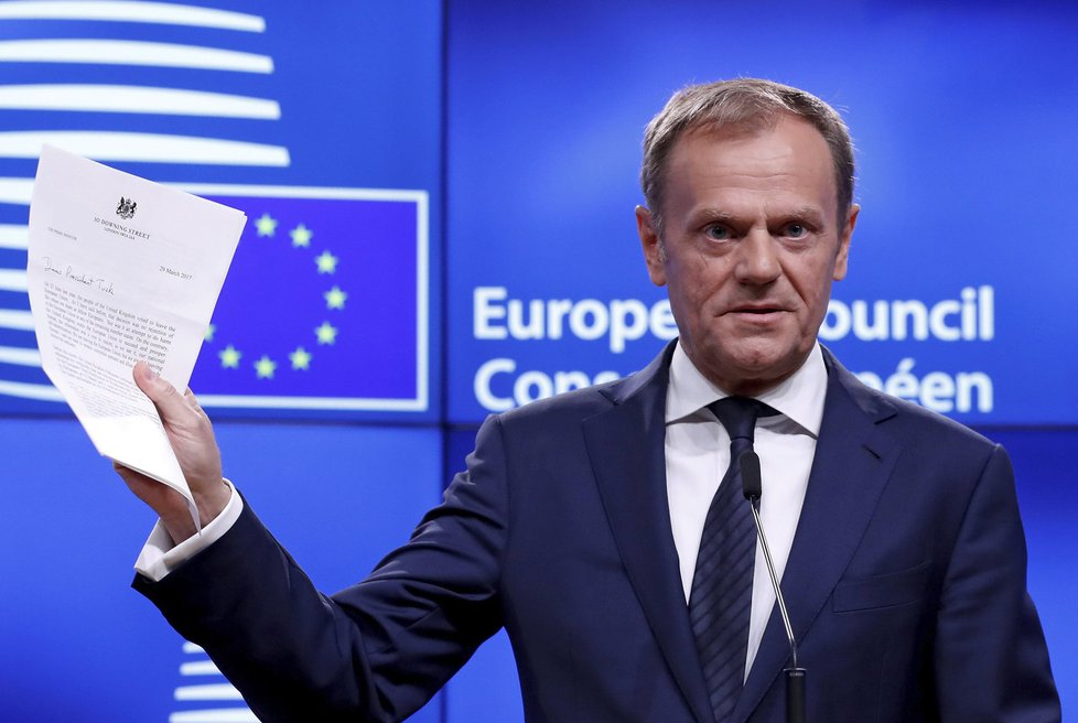 Velká Británie právě spustila brexit. Předseda Evropské rady Donald Tusk drží oficiální dopis od britské premiérky, který oznamuje začátek procesu, na jehož konci bude odchod Británie z EU, 29. 3. 2017, Brusel.