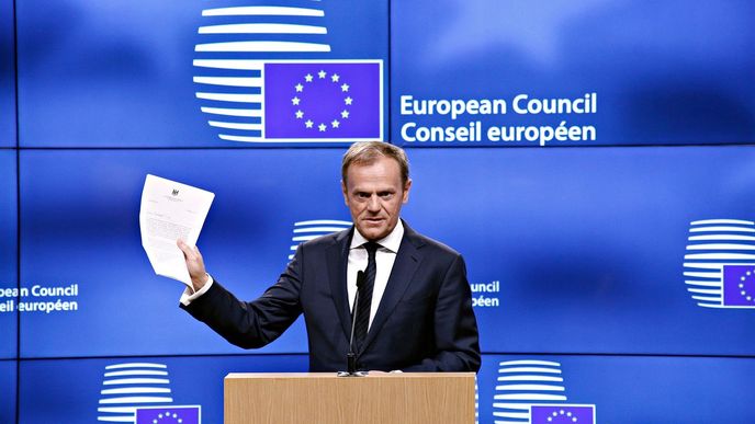 Předseda Evropské rady Donald Tusk s oficiálním dopisedm od britské premiérky.