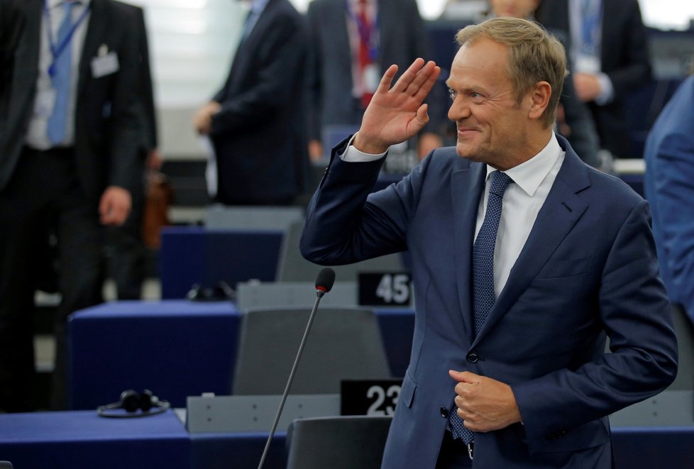 Šéf summitů Donald Tusk usedl do „horkého“ křesla v europarlamentu kvůli migraci. (3.7.2018)