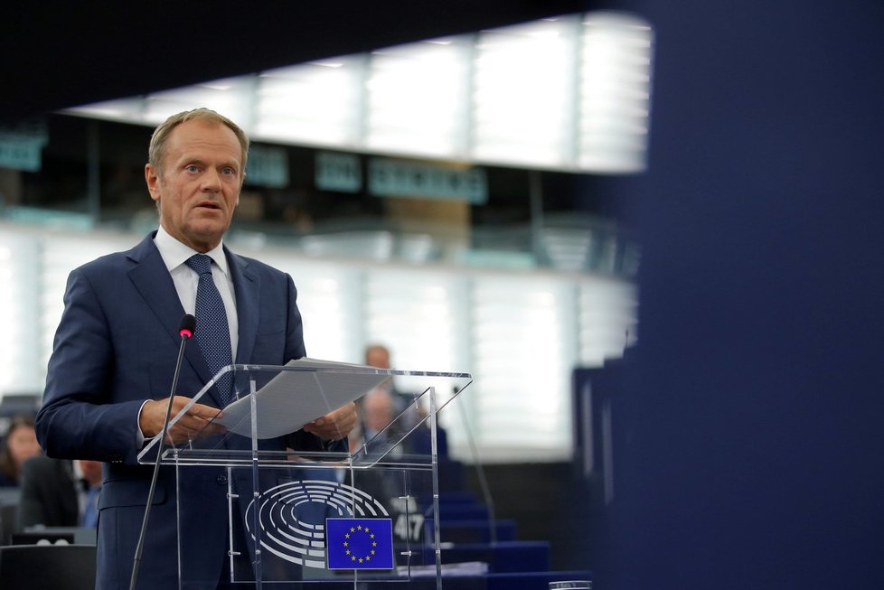 Šéf summitů Donald Tusk usedl do „horkého“ křesla v europarlamentu kvůli migraci. (3.7.2018)