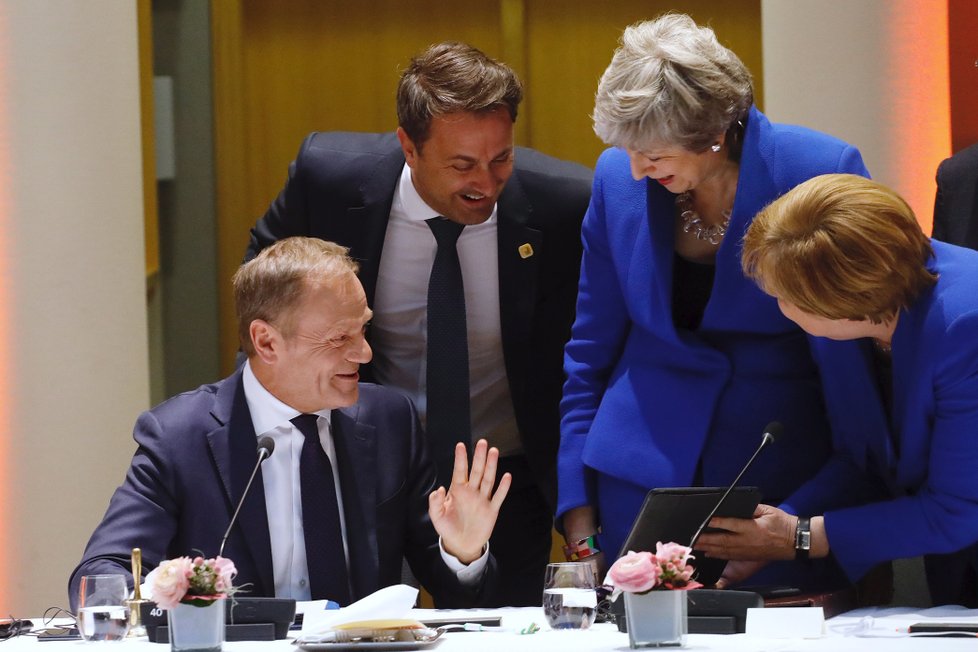 Horlivé vyjednávání. Při mimořádném summitu k brexitu spolu diskutovali šéf unijních jednání Donald Tusk, s britskou premiérkou Theresou Mayovou, německou kancléřkou Angelou Merkelovou a lucemburským premiérem Havierem Bettelem. (10. 4. 2019)