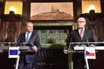 Předseda Evropské rady Donald Tusk (vlevo) vystoupil 16. února v pražské Kramářově vile na tiskové konferenci s českým premiérem Bohuslavem Sobotkou.