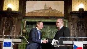 Předseda Evropské rady Donald Tusk (vlevo) vystoupil 16. února v pražské Kramářově vile na tiskové konferenci s českým premiérem Bohuslavem Sobotkou.