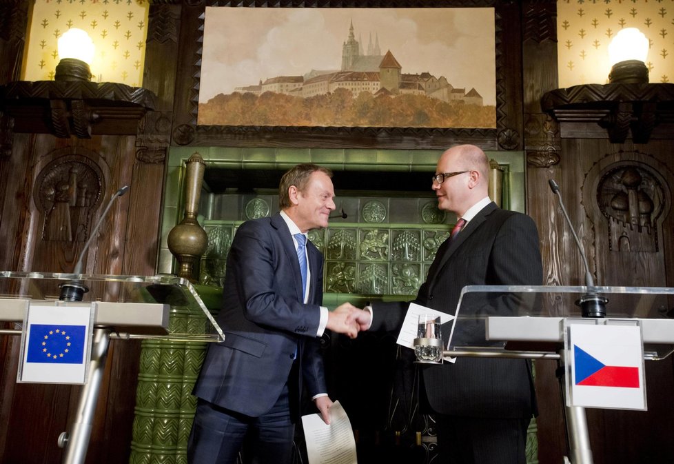 Předseda Evropské rady Donald Tusk (vlevo) vystoupil 16. února v pražské Kramářově vile na tiskové konferenci s českým premiérem Bohuslavem Sobotkou.