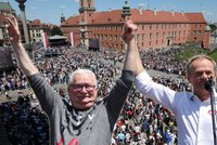 Obří protest proti vládě: S Tuskem a Walesou pochodovalo půl milionu Poláků, tvrdí opozice