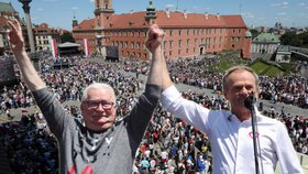 Lech Walesa a Donald Tusk vedli obří demonstraci.