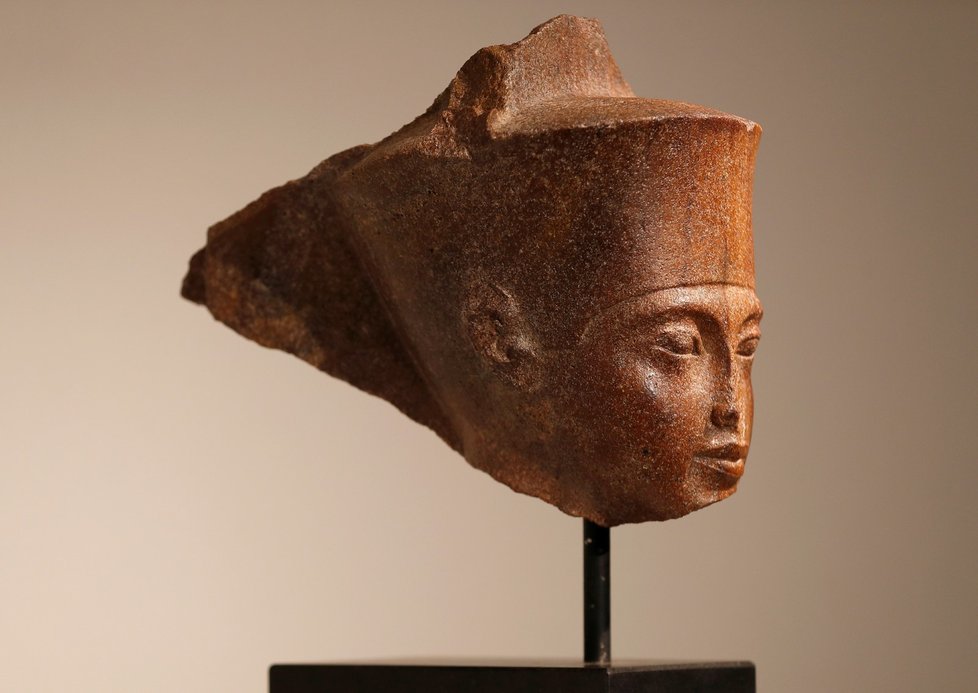 Busta mladého egyptského faraona Tutanchamona se vydražila na aukci v Londýně za více než 4,7 milionů liber (133 milionů Kč),