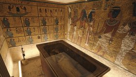 Faraonův sarkofág, rovněž vystavený v hrobce, je jedním ze symbolů starověkého Egypta.