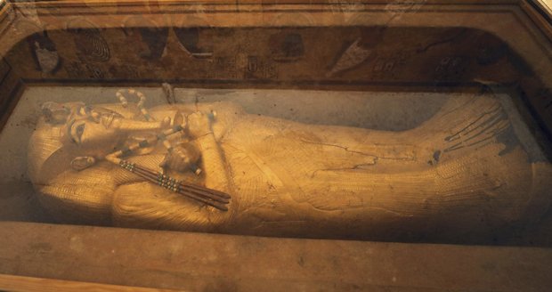 Faraonův sarkofág, rovněž vystavený v hrobce, je jedním ze symbolů starověkého Egypta.