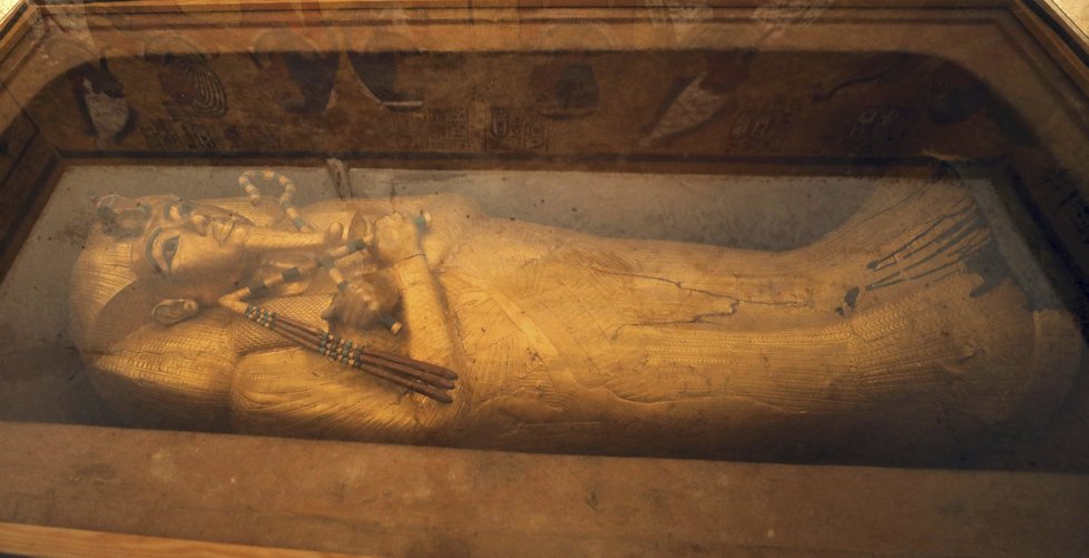 Faraonův sarkofág, rovněž vystavený v hrobce, je jedním ze symbolů starověkého Egypta.