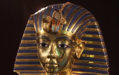 Tutanchamonova maska  Originál posmrtné masky byl naposledy vystaven v 80. letech a od té doby je v káhirském muzeu. Její replika není o nic méně působivá. Je 11 kilo těžká a na zadní straně má vyryta posvátná zaříkávadla.