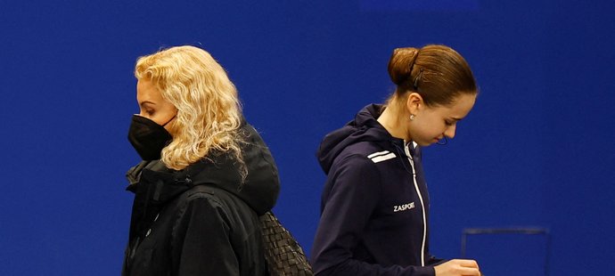 Trenérka Eteri Tutberidzeová se svojí největší hvězdou současnosti Kamilou Valijevovou.