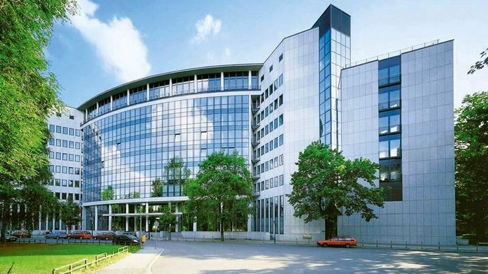 Tuto kancelářskou budovu v Berlíně koupila PPF za 1,1 miliardy korun. Celkově Petr Kellner investoval
jen za poslední rok do nákupů administrativních center v zahraničí kolem 5,8 miliardy korun Tuto kancelářskou budovu v Berlíně koupila PPF za 1,1 miliardy korun. Celkově Petr Kellner investoval
jen za poslední rok do nákupů administrativních center v zahraničí kolem 5,8 miliardy korun
