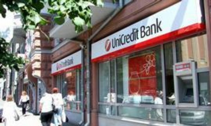 Tuzemská UniCredit Bank, čtvrtá největší banka podle objemu aktiv, začala rozšiřovat svoji pobočkovou síť pomocí obchodních míst postavených na principu franšízy. První takovou pobočku banka otevřela v Otrokovicích. Ostatní tuzemské banky koncept poboček na principu franšízy nemají.