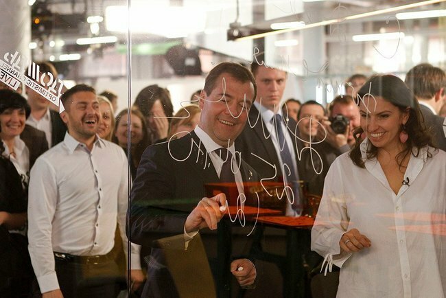 Když TV Dožď začala roku 2010 vysílat, na exkurzi přišel prezident Dmitrij Medveděv.