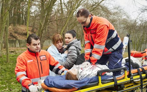 Seriál se odehrává na traumatologickém oddělení.  Čtyři hlavní hvězdy seriálu: Jitka Schneiderová, Ester Geislerová, Martina Preissová a Barbora Černá.