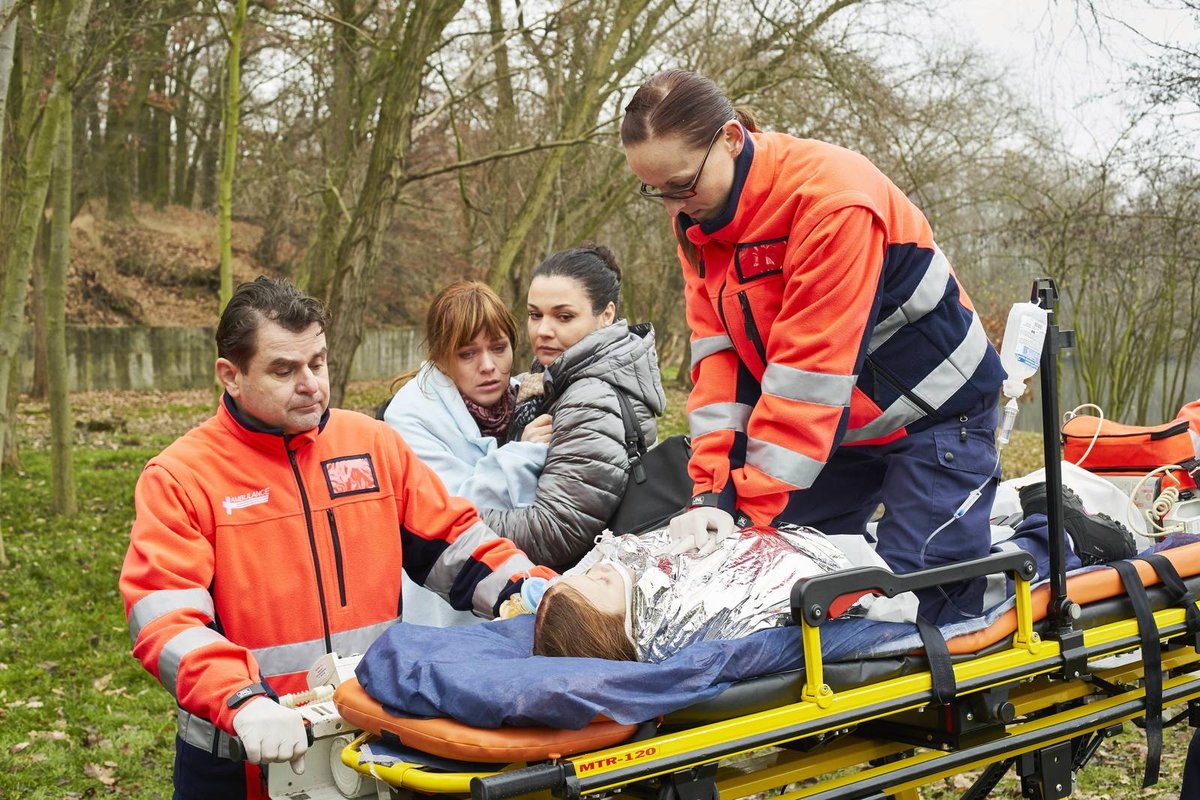 Seriál se odehrává na traumatologickém oddělení.  Čtyři hlavní hvězdy seriálu: Jitka Schneiderová, Ester Geislerová, Martina Preissová a Barbora Černá. 